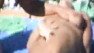 Petting in spiaggia per deliziosa coppia