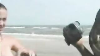 Deliziosa brunetta si spoglia per me sulla spiaggia