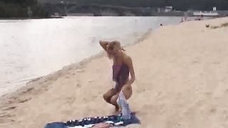 Biondina magra fa il bagno nuda in mare