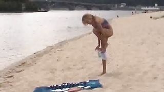 Biondina magra fa il bagno nuda in mare