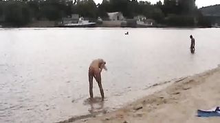 Biondina magra fa il bagno nuda in mare