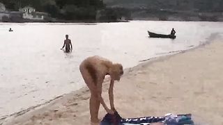 Biondina magra fa il bagno nuda in mare