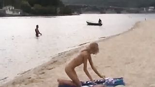 Biondina magra fa il bagno nuda in mare