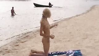 Biondina magra fa il bagno nuda in mare