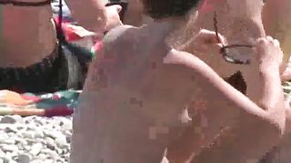 Ragazza bruna con capezzoli turgidi