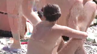 Ragazza bruna con capezzoli turgidi