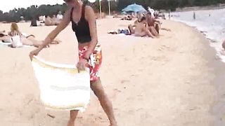 Anteprima del video: Bruna matura si spoglia nuda in spiaggia