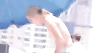 Spiaggia nudista affollata