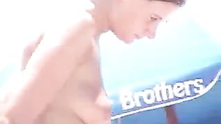 Spiaggia nudista affollata