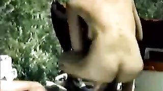 Brunetta e biondina prendono il sole nude