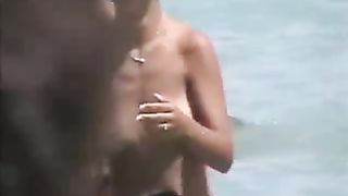 Ragazza bruna nuda cavalca il fidanzato