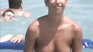 Ragazza bruna nuda cavalca il fidanzato