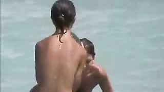 Ragazza bruna nuda cavalca il fidanzato