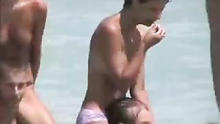 Ragazza bruna nuda cavalca il fidanzato