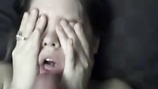 Brava ragazza fa pompino e prende sperma in faccia