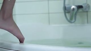 Giovane fica sotto la doccia