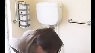 Ragazza secchiona si fa un ditalino