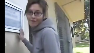 Ragazza secchiona si fa un ditalino
