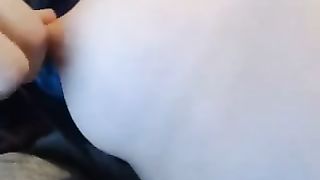 Teen esibizionista si strizza i capezzoli