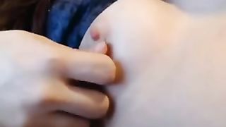 Teen esibizionista si strizza i capezzoli