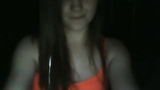 Calda puttanella bruna mostra il reggiseno in cam