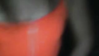 Calda puttanella bruna mostra il reggiseno in cam