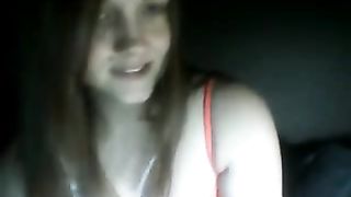 Calda puttanella bruna mostra il reggiseno in cam