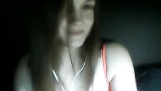 Calda puttanella bruna mostra il reggiseno in cam