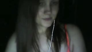 Calda puttanella bruna mostra il reggiseno in cam