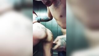 Coppia italiana fa sesso in ascensore