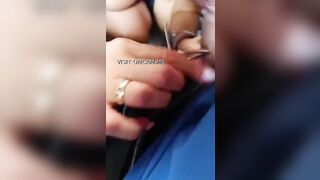 Mamma tettona bocchinara soddisfa due maschi