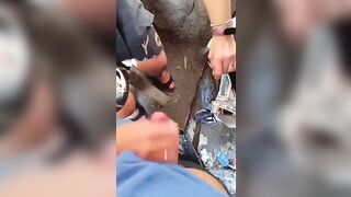 Mamma tettona bocchinara soddisfa due maschi