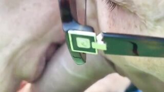 Turiste pompinare spompinano un guardone