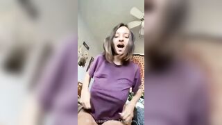 TETTONA MOSTRA LE TETTE