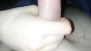 Gli lecca le palle e gli succhia il cazzo col preservativo