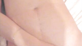 Tina adora mostrare i suoi orgasmi multipli durante la masturbazione