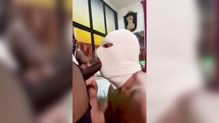 Anteprima del video: Ragazzo italiano chiavato in bocca dal viados