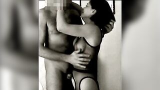 Matura romana si esibisce mentre si fa leccare le tette