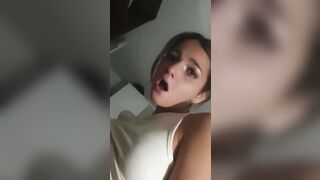 La mia compagna di scuola se lo mette in fica