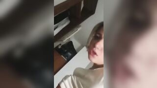 La mia compagna di scuola se lo mette in fica