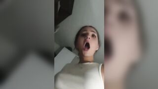 La mia compagna di scuola se lo mette in fica