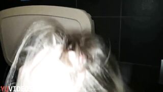 Sveltina in un Bagno Pubblico