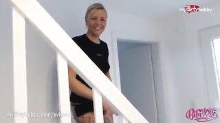 Bellissima troia bionda si fa inculare in auto