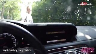 Bellissima troia bionda si fa inculare in auto