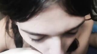 Compagna di scuola mi succhia l'uccello come una puttana