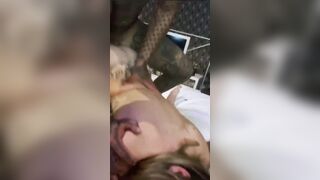 Sex worker bionda si fa scopare da due tori