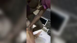 Sex worker bionda si fa scopare da due tori