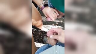 Milf troia si diverte con due cazzi on plain air