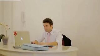 Anteprima del video: Segretaria troia scopata dal boss