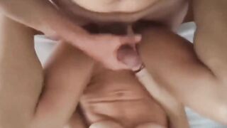 Lei gli stringe le palle e lui si fa una sega